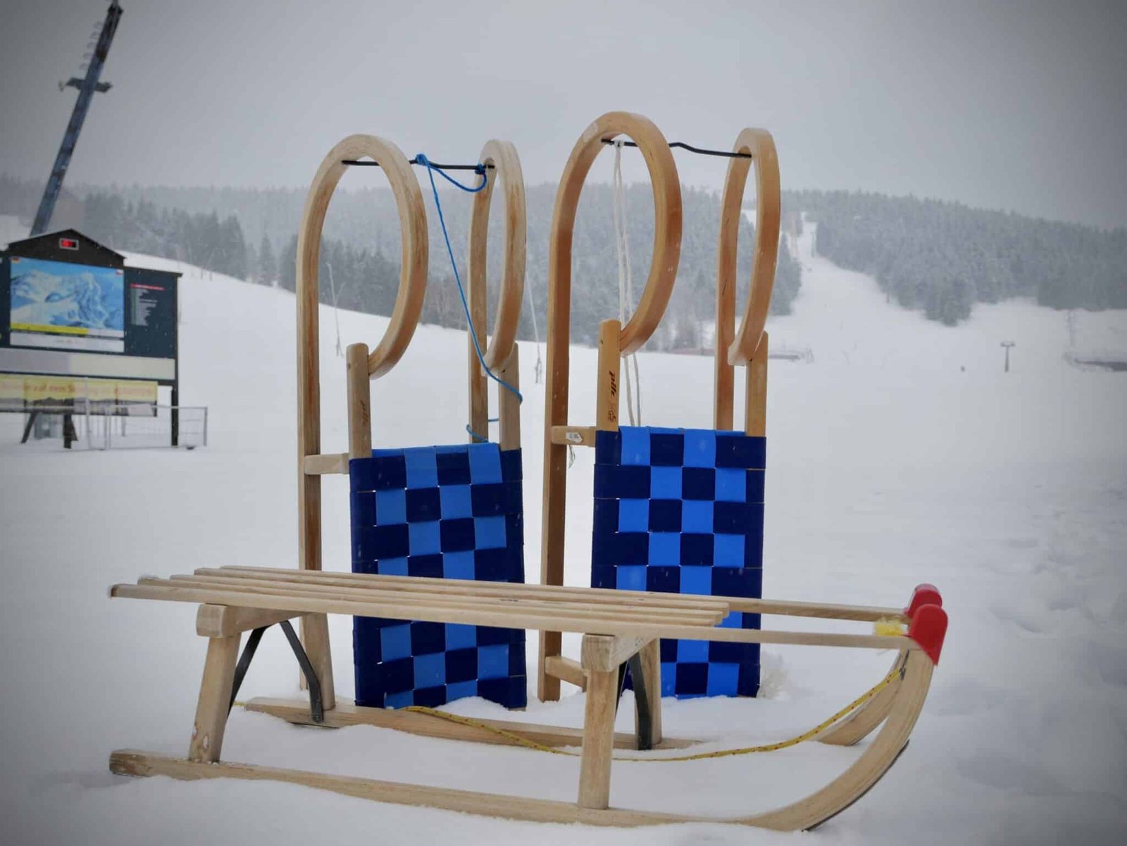 Klassischer Holzschlitten